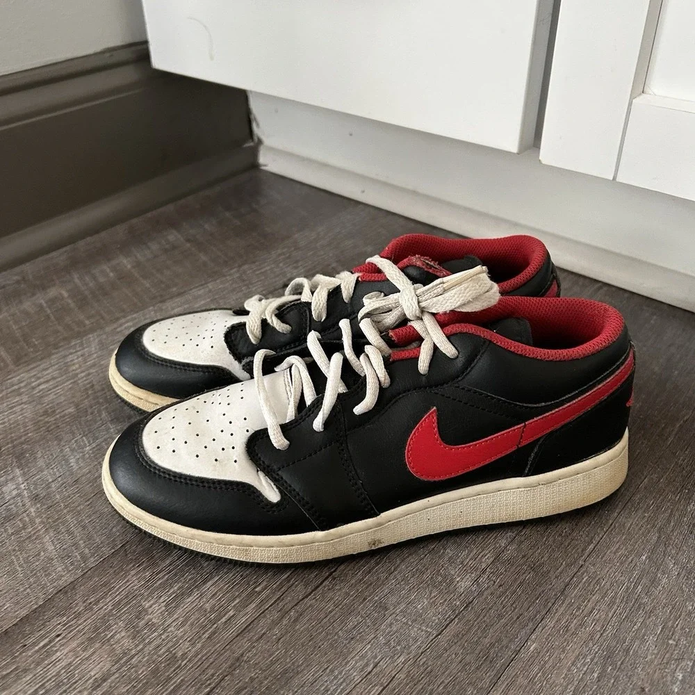 Nike Air Jordan 1 Low GS Gym Red Black White 553560-606 Youth Size 7Y Pre-Owned